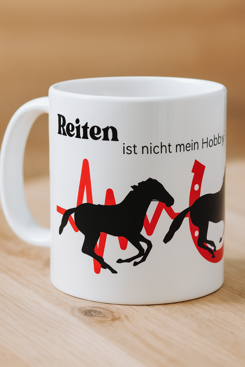 Weiße 330 ml Keramiktasse mit dem Spruch „Reiten ist nicht mein Hobby – es ist meine Therapie“, Herzschlag-Design und schwarzer Pferdesilhouette – Geschenk für Reiter und Pferdefans.