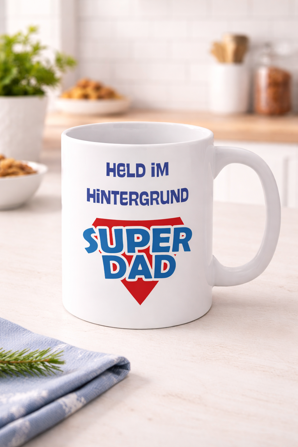 Weiße Keramiktasse mit dem Schriftzug „Held im Hintergrund“ und „Super Dad“ im Superhelden-Stil – 300-ml-Tasse als Geschenk für Papa.