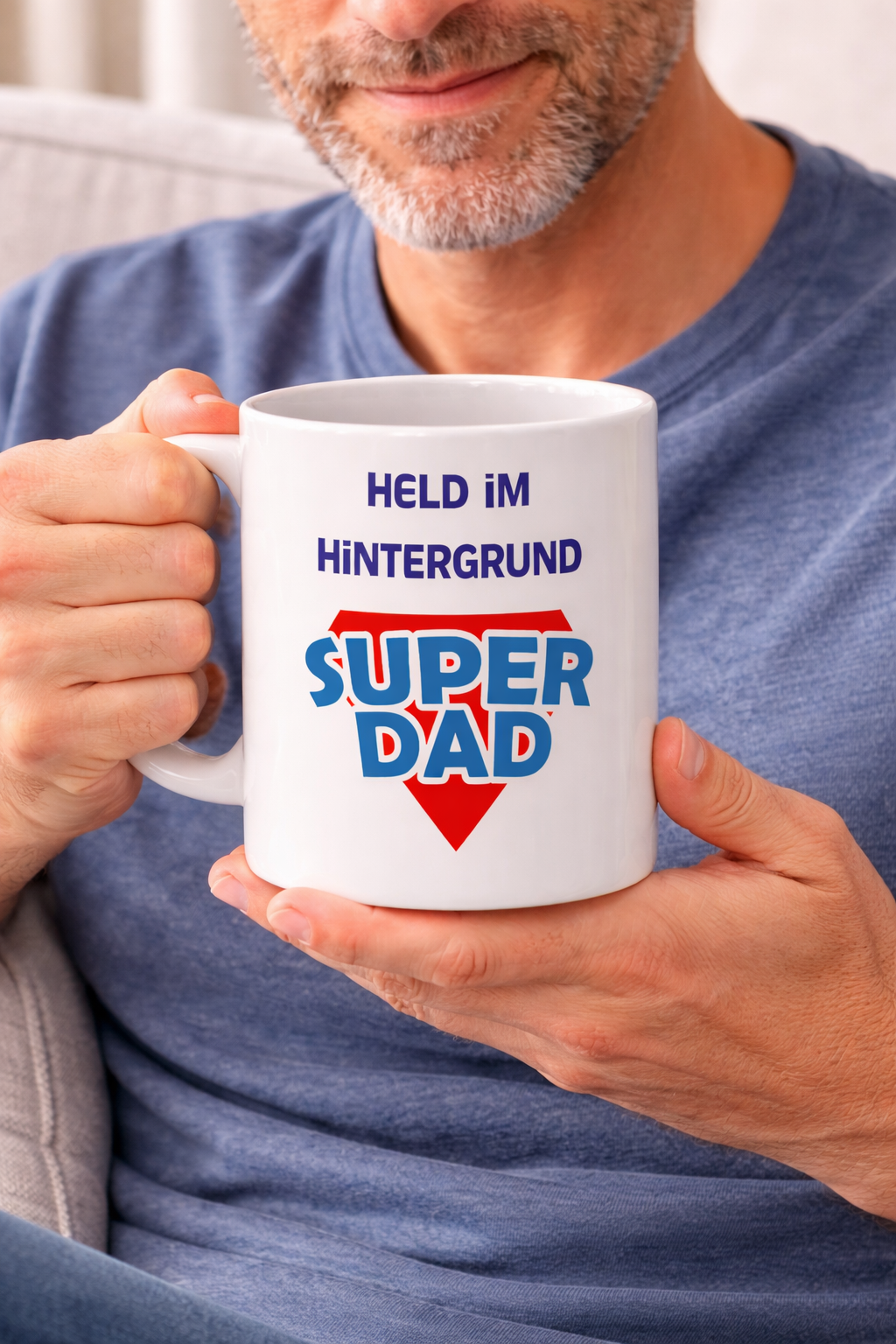 Weiße Keramiktasse mit dem Schriftzug „Held im Hintergrund“ und „Super Dad“ im Superhelden-Stil – 300-ml-Tasse als Geschenk für Papa.