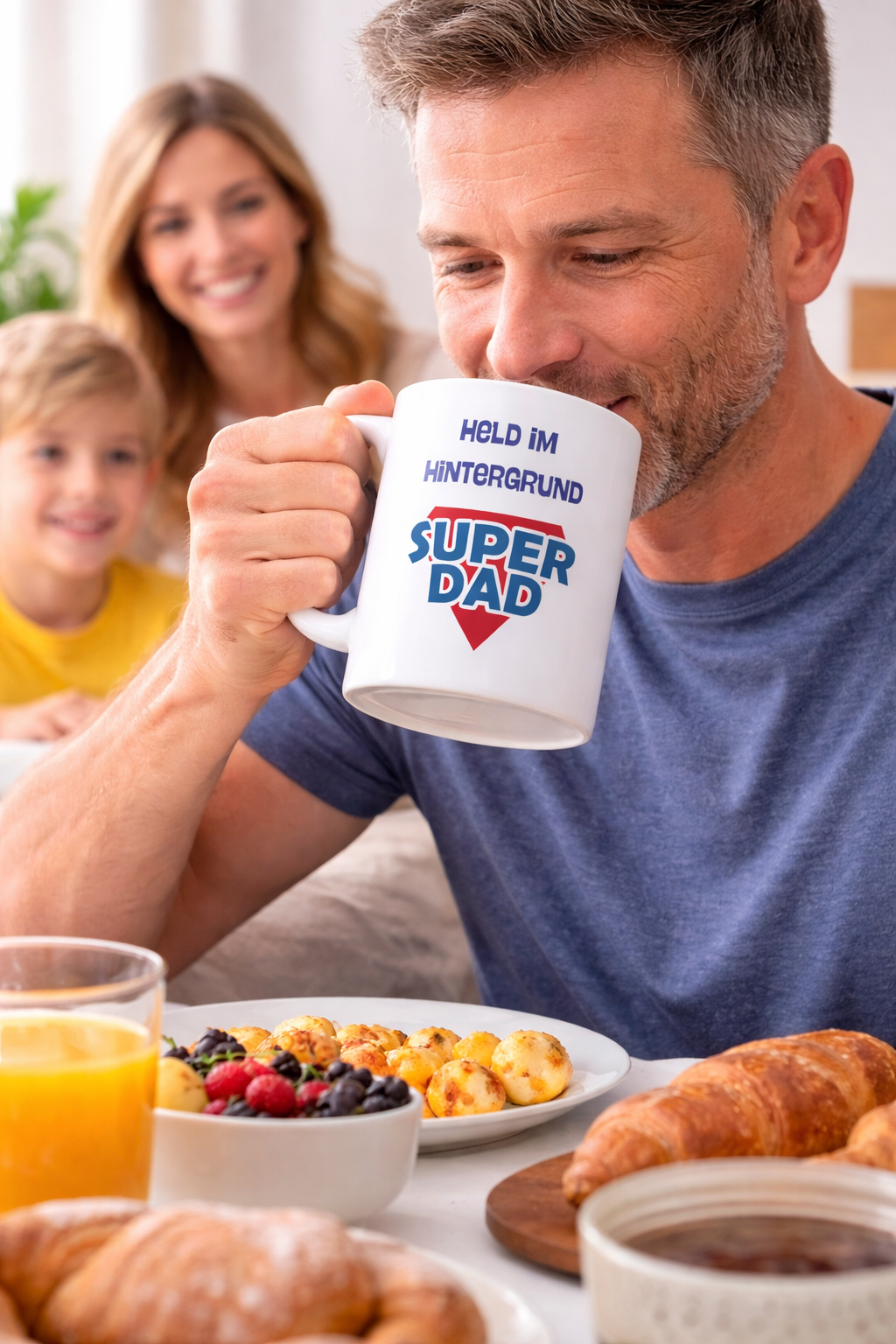 Weiße Keramiktasse mit dem Schriftzug „Held im Hintergrund“ und „Super Dad“ im Superhelden-Stil – 300-ml-Tasse als Geschenk für Papa.