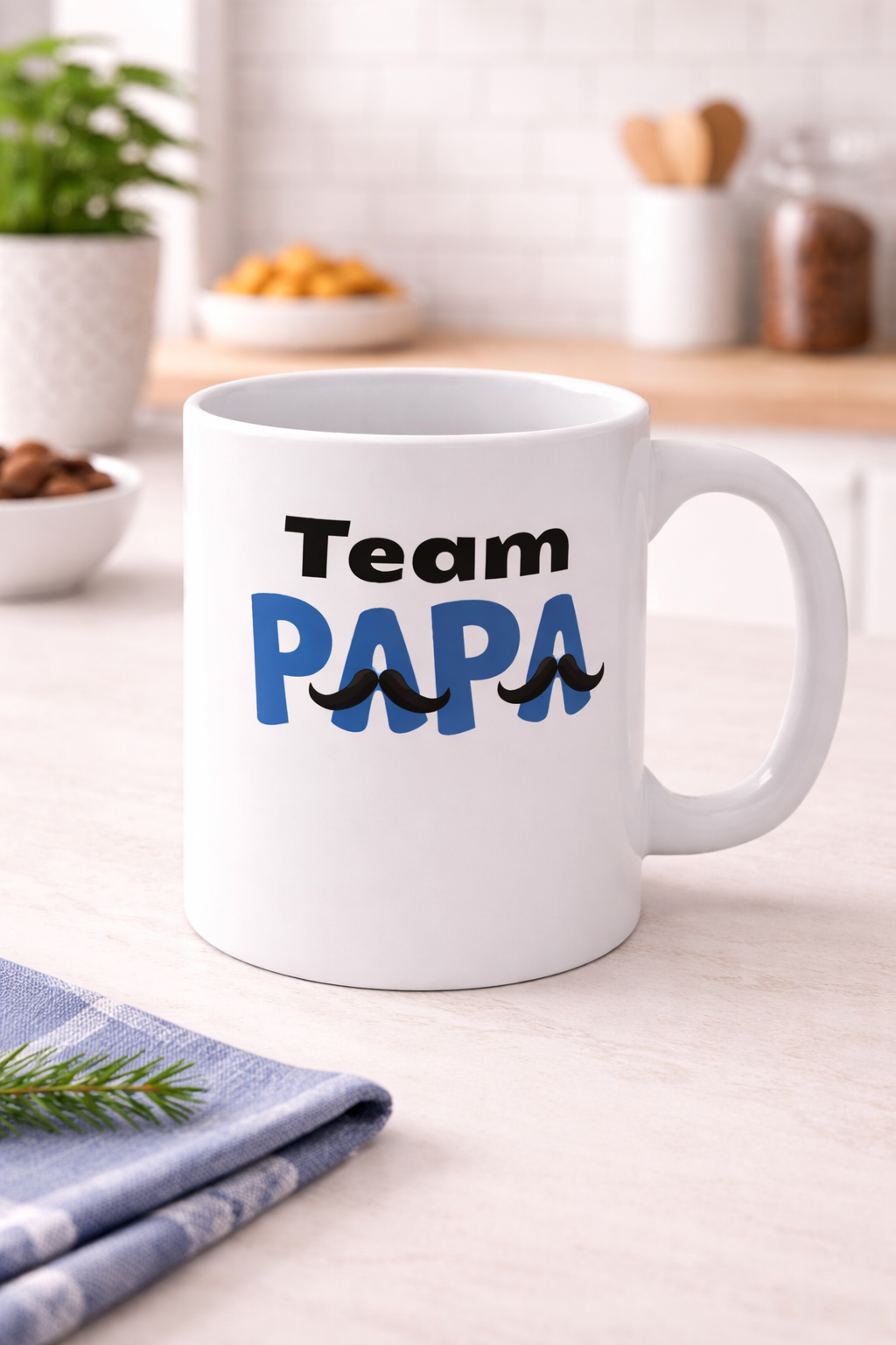 Weiße 300-ml-Keramiktasse mit dem Schriftzug „Team Papa“ in Blau und Schwarz sowie dekorativen Schnurrbart-Motiven – modernes Geschenk für Väter.