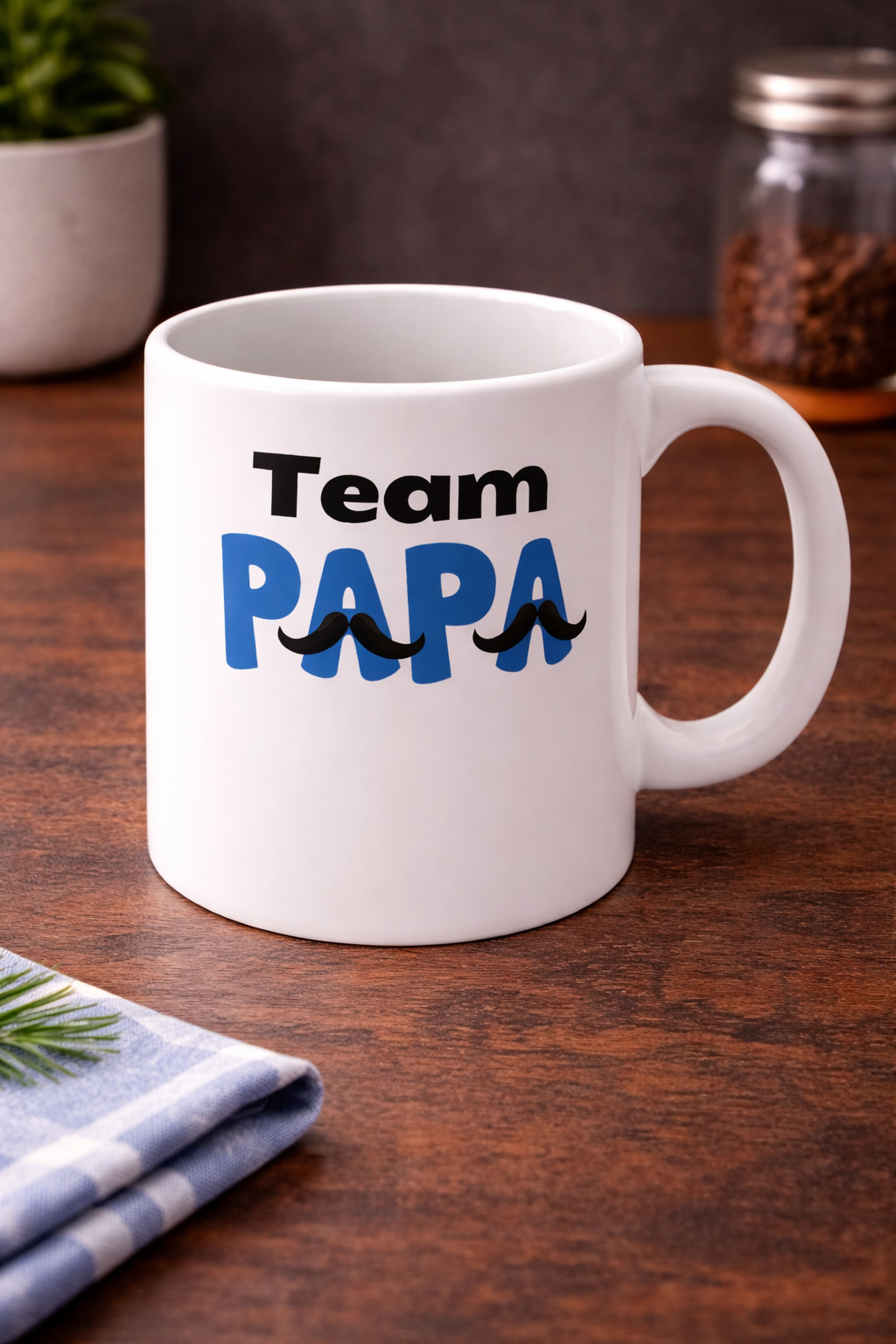 Weiße 300-ml-Keramiktasse mit dem Schriftzug „Team Papa“ in Blau und Schwarz sowie dekorativen Schnurrbart-Motiven – modernes Geschenk für Väter.