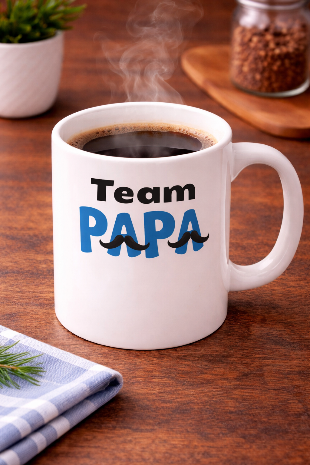 Weiße 300-ml-Keramiktasse mit dem Schriftzug „Team Papa“ in Blau und Schwarz sowie dekorativen Schnurrbart-Motiven – modernes Geschenk für Väter.