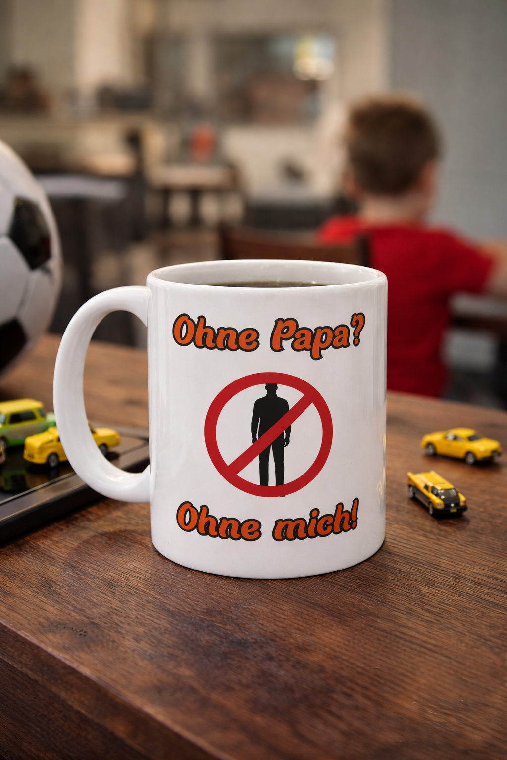 Weiße 300-ml-Keramiktasse mit dem lustigen Spruch „Ohne Papa? Ohne mich!“ und einem roten Verbotszeichen als humorvolles Geschenk für Väter.