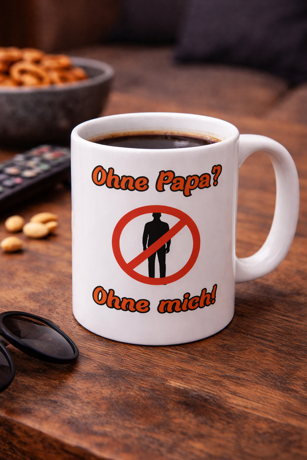 Weiße 300-ml-Keramiktasse mit dem lustigen Spruch „Ohne Papa? Ohne mich!“ und einem roten Verbotszeichen als humorvolles Geschenk für Väter.