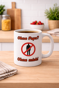 Weiße 300-ml-Keramiktasse mit dem lustigen Spruch „Ohne Papa? Ohne mich!“ und einem roten Verbotszeichen als humorvolles Geschenk für Väter.