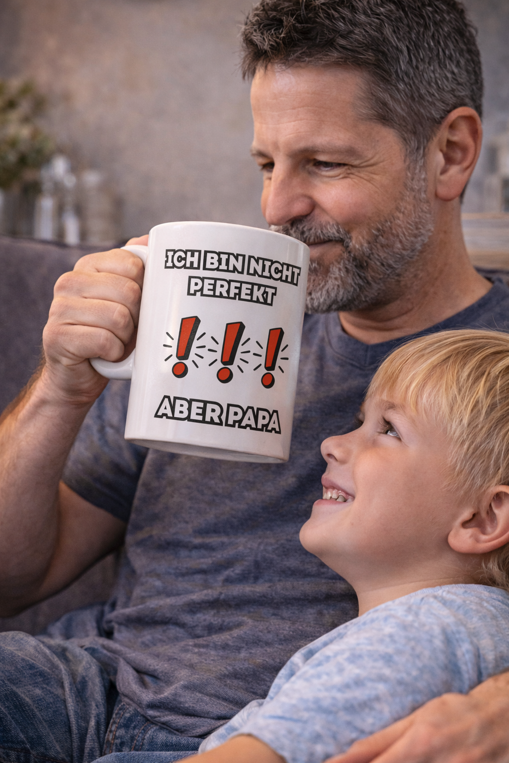 Weiße 300-ml-Keramiktasse mit dem Spruch „Ich bin nicht perfekt, aber Papa“ und roten Ausrufezeichen – lustige Geschenkidee für Väter.