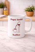Weiße 300-ml-Keramiktasse mit dem Spruch „Papa tankt Kaffee“ und einer humorvollen Illustration einer riesigen Kaffeekanne als Geschenk für kaffeeliebende Väter.