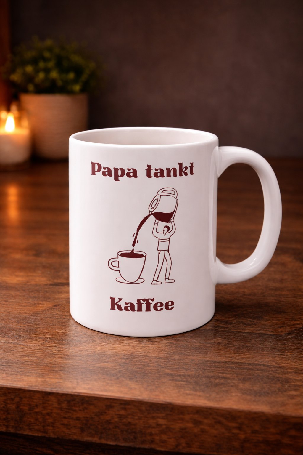 Weiße 300-ml-Keramiktasse mit dem Spruch „Papa tankt Kaffee“ und einer humorvollen Illustration einer riesigen Kaffeekanne als Geschenk für kaffeeliebende Väter.