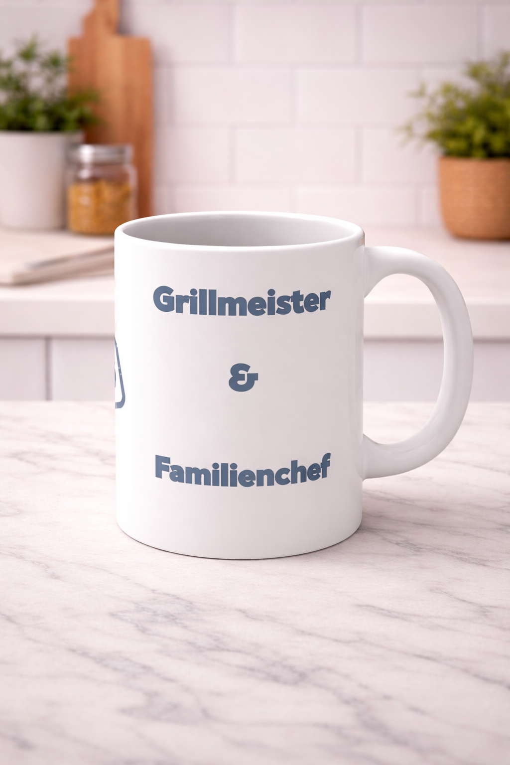 Weiße Keramiktasse mit dem Schriftzug „Grillmeister & Familienchef“ und einem grauen „BOSS“-Stempel – 300-ml-Tasse für Grillfans und Papas.