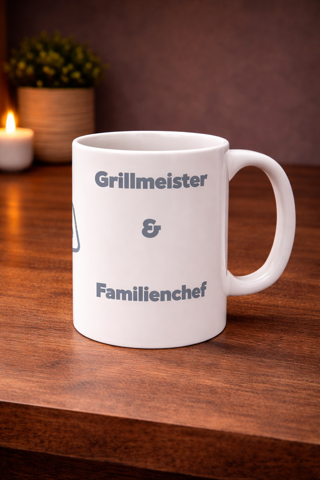 Weiße Keramiktasse mit dem Schriftzug „Grillmeister & Familienchef“ und einem grauen „BOSS“-Stempel – 300-ml-Tasse für Grillfans und Papas.
