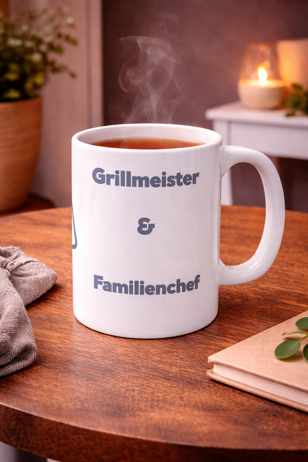 Weiße Keramiktasse mit dem Schriftzug „Grillmeister & Familienchef“ und einem grauen „BOSS“-Stempel – 300-ml-Tasse für Grillfans und Papas.