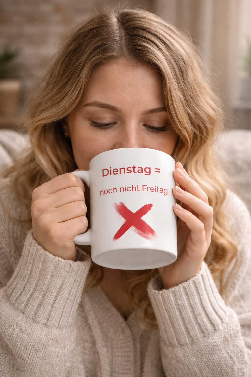 Weiße 300-ml-Keramiktasse mit dem humorvollen Spruch „Dienstag = noch nicht Freitag“ und einem roten X als witziges Büro- und Homeoffice-Geschenk.