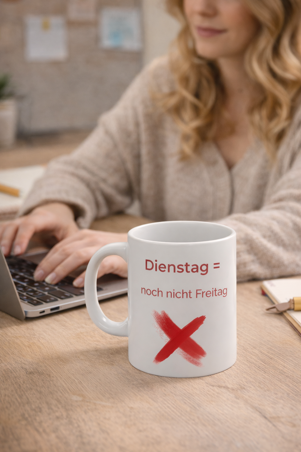 Weiße 300-ml-Keramiktasse mit dem humorvollen Spruch „Dienstag = noch nicht Freitag“ und einem roten X als witziges Büro- und Homeoffice-Geschenk.
