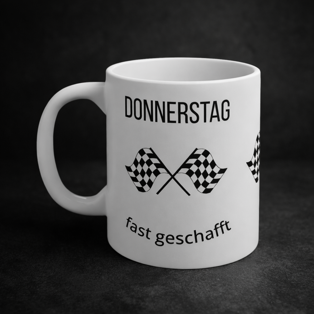 Weiße 300-ml-Keramiktasse mit dem Spruch „Donnerstag fast geschafft“ und zwei schwarz-weißen Zielflaggen – lustige Bürotasse für den Countdown zum Wochenende.