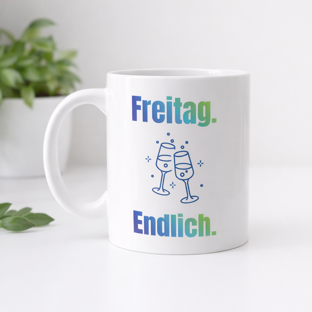 Weiße 300-ml-Keramiktasse mit dem Spruch „Freitag. Endlich.“ und zwei anstoßenden Gläsern – moderne Bürotasse für Feierabend und Wochenende.