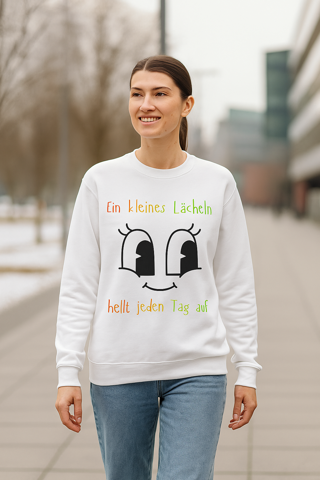 Ein kleines Lächeln hellt jeden Tag auf Sweatshirt – Süßer Spruch Pullover – Gute Laune Geschenk – Motiv mit Gesicht