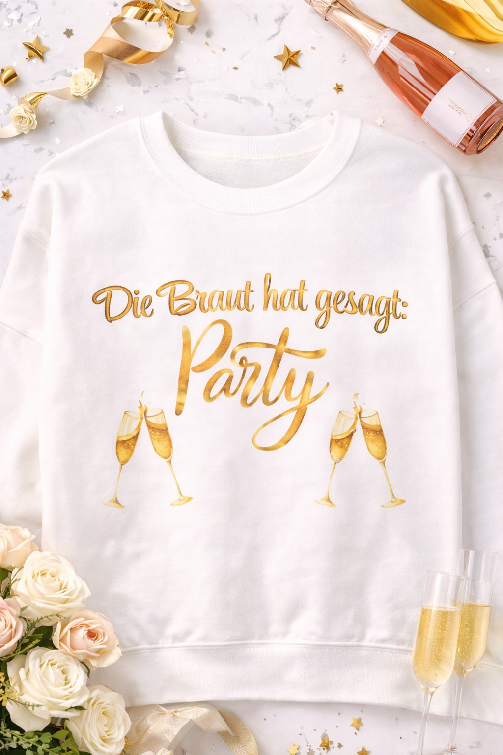 Weißes Unisex Sweatshirt mit dem Schriftzug „Die Braut hat gesagt: Party“ und goldenen Sektgläsern – ideales Outfit für den Junggesellinnenabschied.