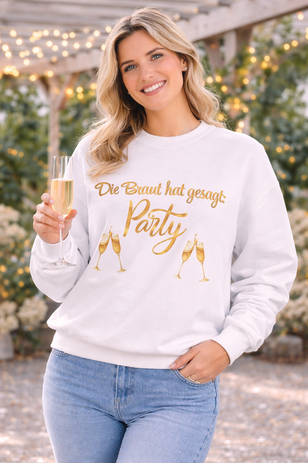 Weißes Unisex Sweatshirt mit dem Schriftzug „Die Braut hat gesagt: Party“ und goldenen Sektgläsern – ideales Outfit für den Junggesellinnenabschied.