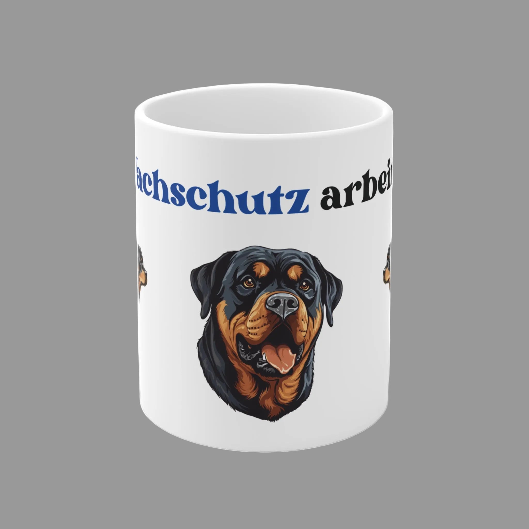 Weiße 330 ml Keramiktasse mit dem Spruch „Mein Wachschutz arbeitet 24/7“ sowie detailreichen Illustrationen eines Rottweilers.
