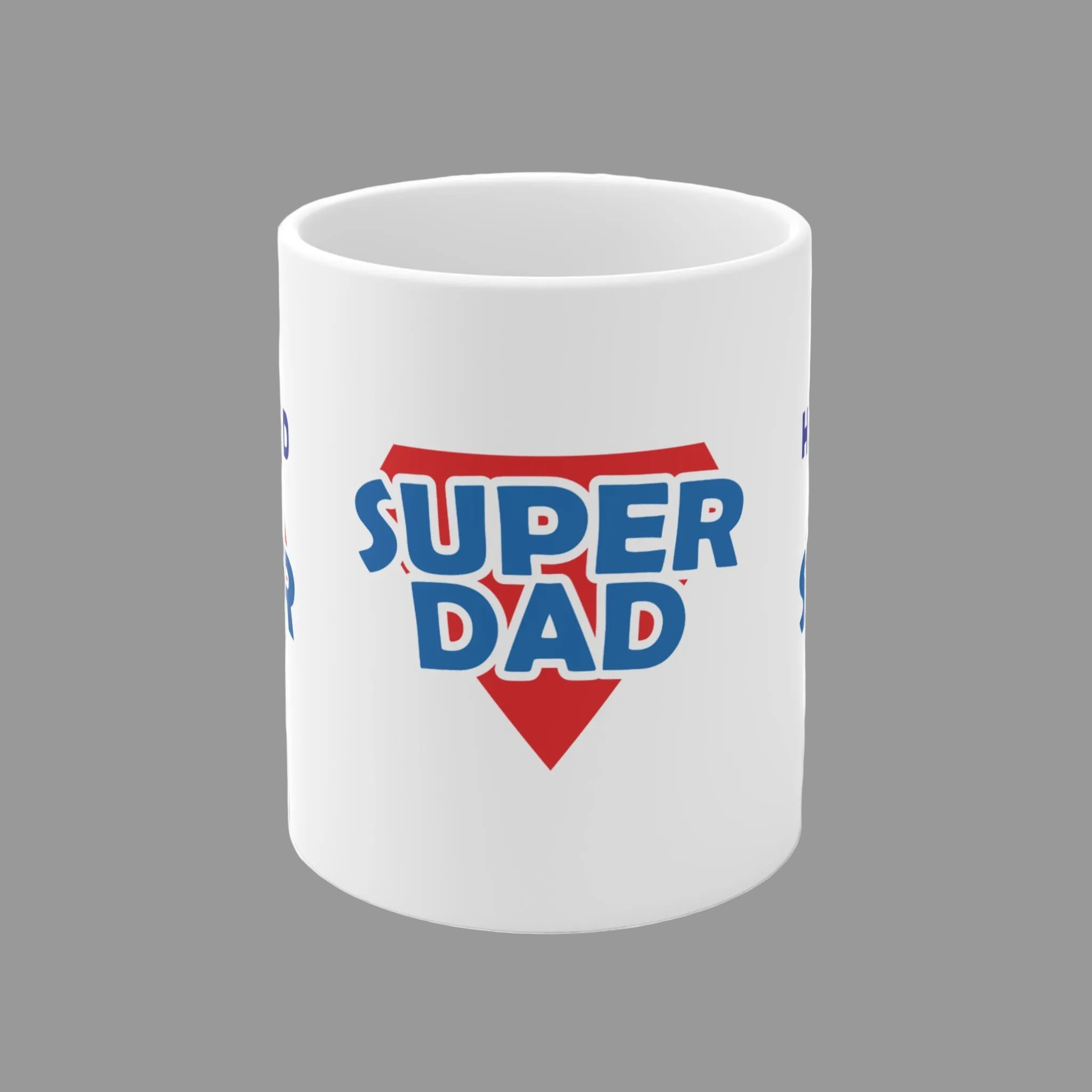 Weiße Keramiktasse mit dem Schriftzug „Held im Hintergrund“ und „Super Dad“ im Superhelden-Stil – 300-ml-Tasse als Geschenk für Papa.