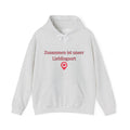 Weißer Unisex Hoodie mit dem romantischen Schriftzug „Zusammen ist unser Lieblingsort“ und einem Herzsymbol – Geschenk für Paare und Verliebte.