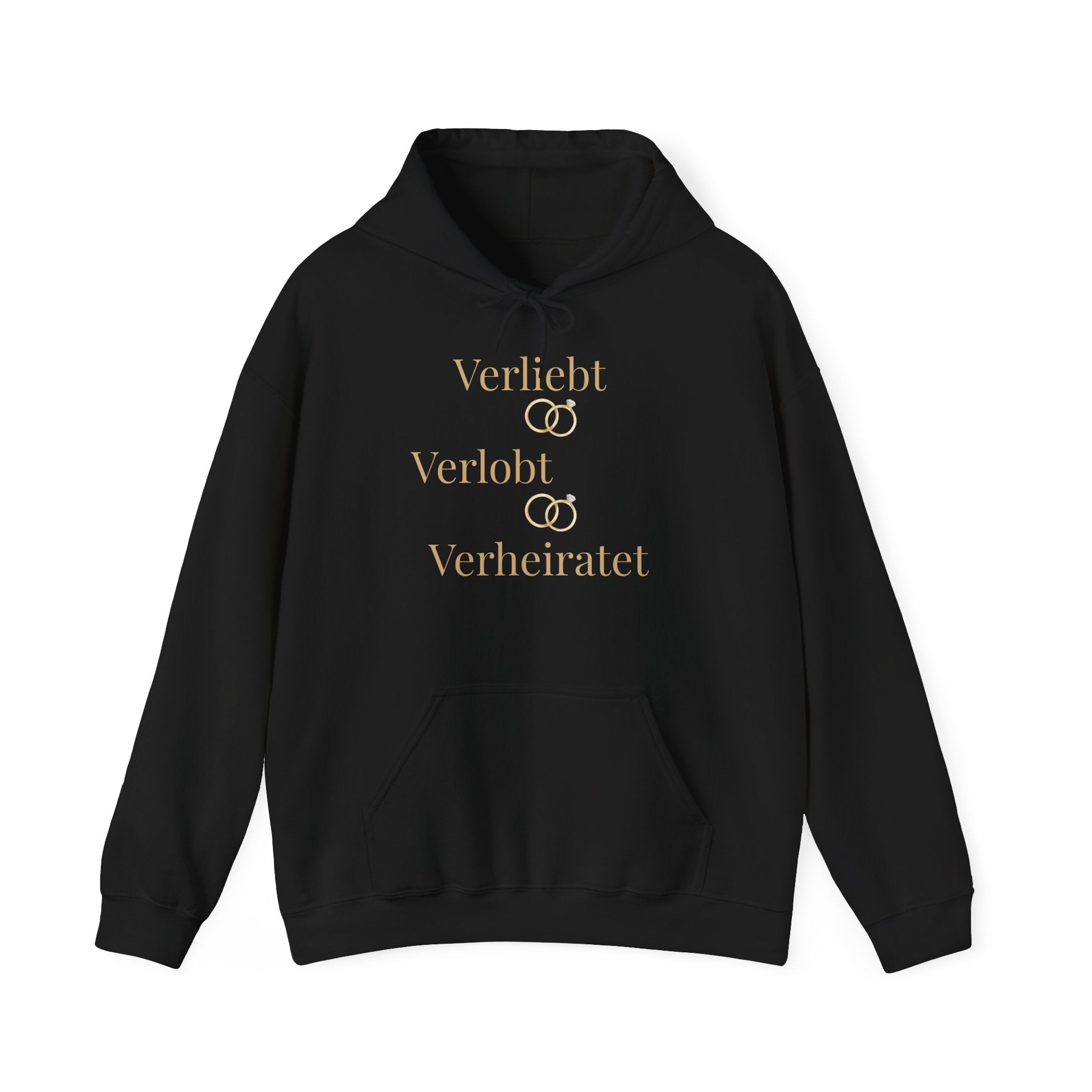 Weißer Unisex Hoodie mit dem eleganten Schriftzug „Verliebt Verlobt Verheiratet“ und dezenten Eheringen – romantischer Hoodie für Paare und Hochzeiten.