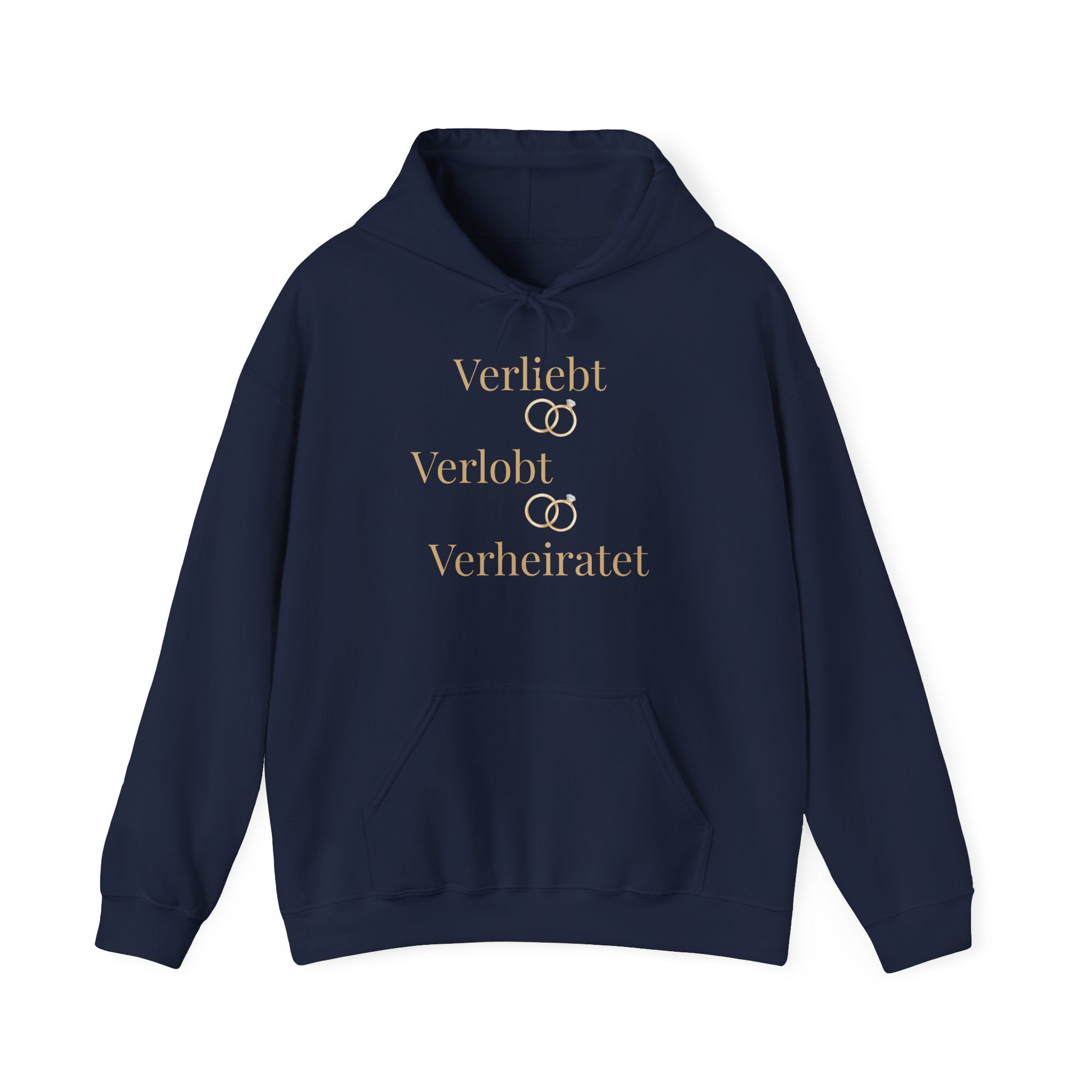 Weißer Unisex Hoodie mit dem eleganten Schriftzug „Verliebt Verlobt Verheiratet“ und dezenten Eheringen – romantischer Hoodie für Paare und Hochzeiten.
