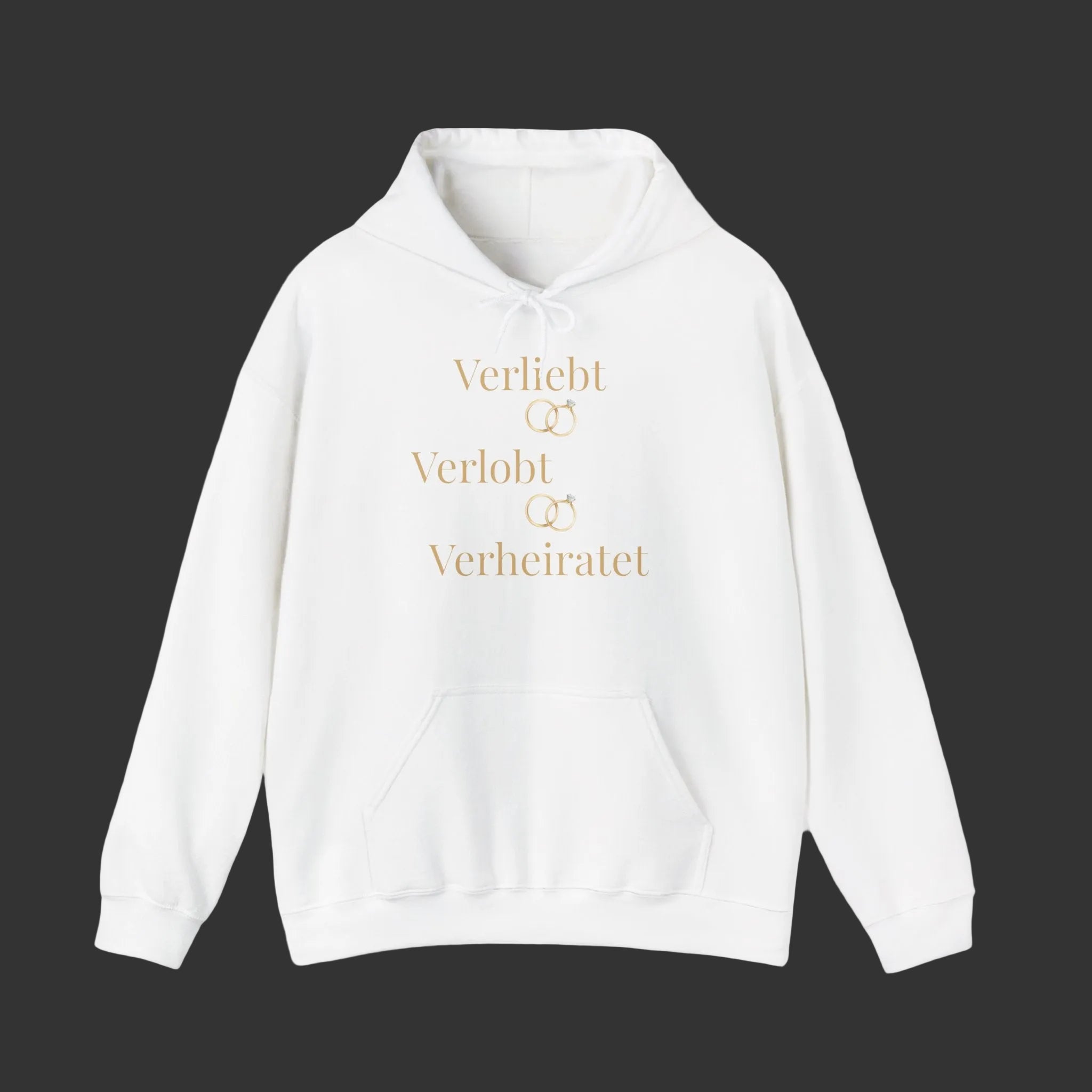 Weißer Unisex Hoodie mit dem eleganten Schriftzug „Verliebt Verlobt Verheiratet“ und dezenten Eheringen – romantischer Hoodie für Paare und Hochzeiten.