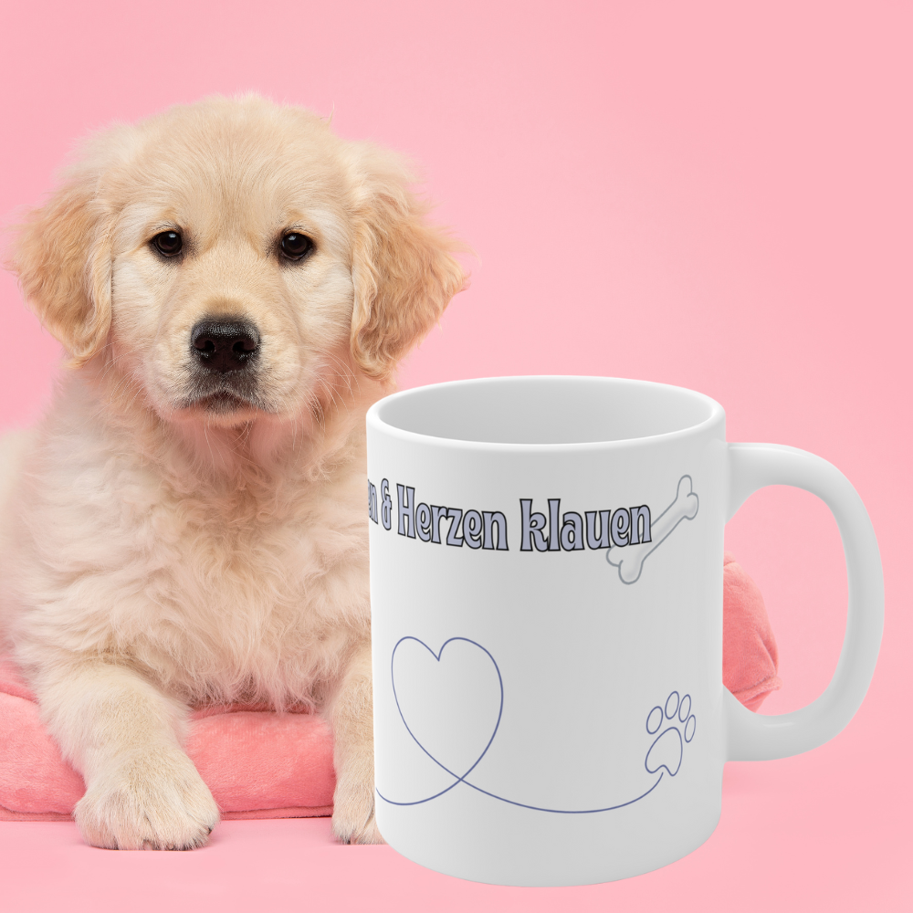 Weiße 330 ml Keramiktasse mit dem Spruch „Mein Hobby? Apportieren & Herzen klauen“, einem niedlichen Hund, Herz- und Pfotenmotiv – Geschenk für Hundeliebhaber.
