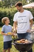 Weißes Unisex T-Shirt mit dem Aufdruck „Grillmeister & Familienchef“ als Geschenkidee für Papa, Grillfans und Familienmenschen.