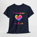 Unisex T-Shirt mit Regenbogenherz und dem Schriftzug „Für immer sie & sie“ – LGBTQ+ Design für lesbische Hochzeit, Verlobung und Pride.
