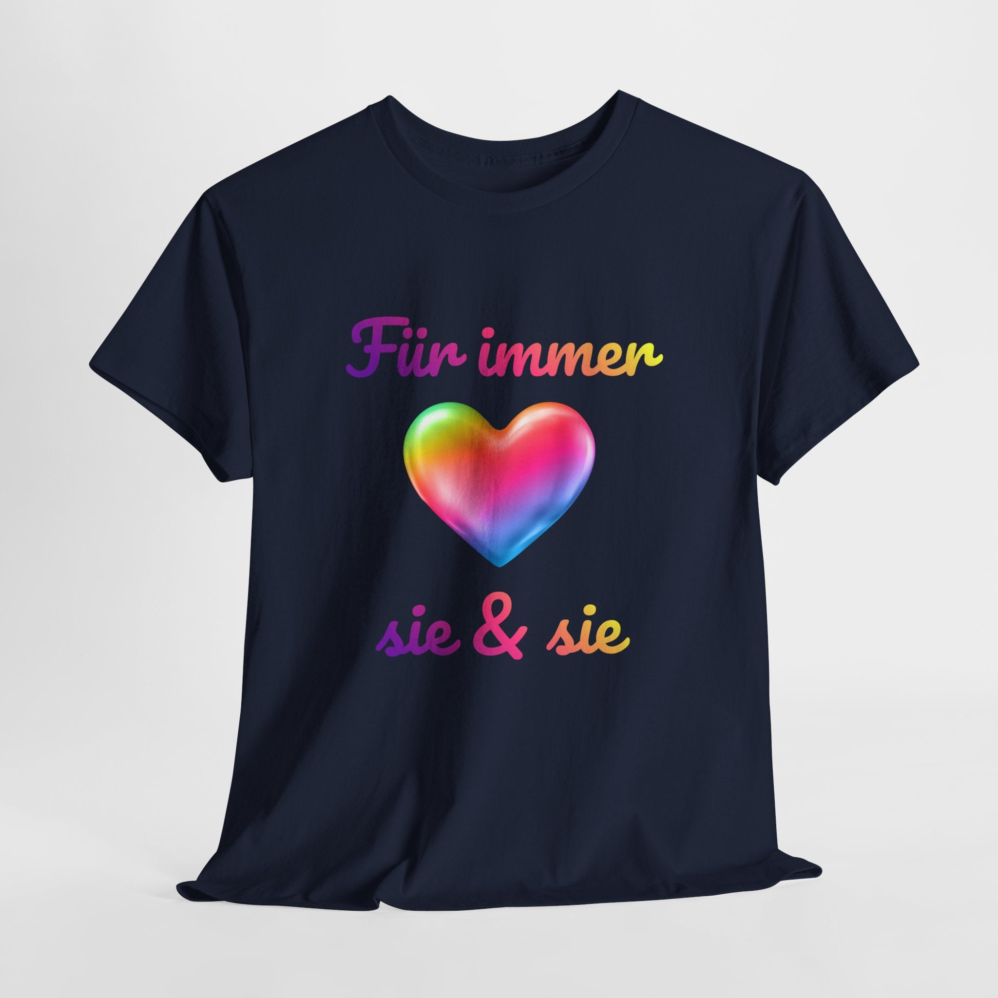 Unisex T-Shirt mit Regenbogenherz und dem Schriftzug „Für immer sie & sie“ – LGBTQ+ Design für lesbische Hochzeit, Verlobung und Pride.