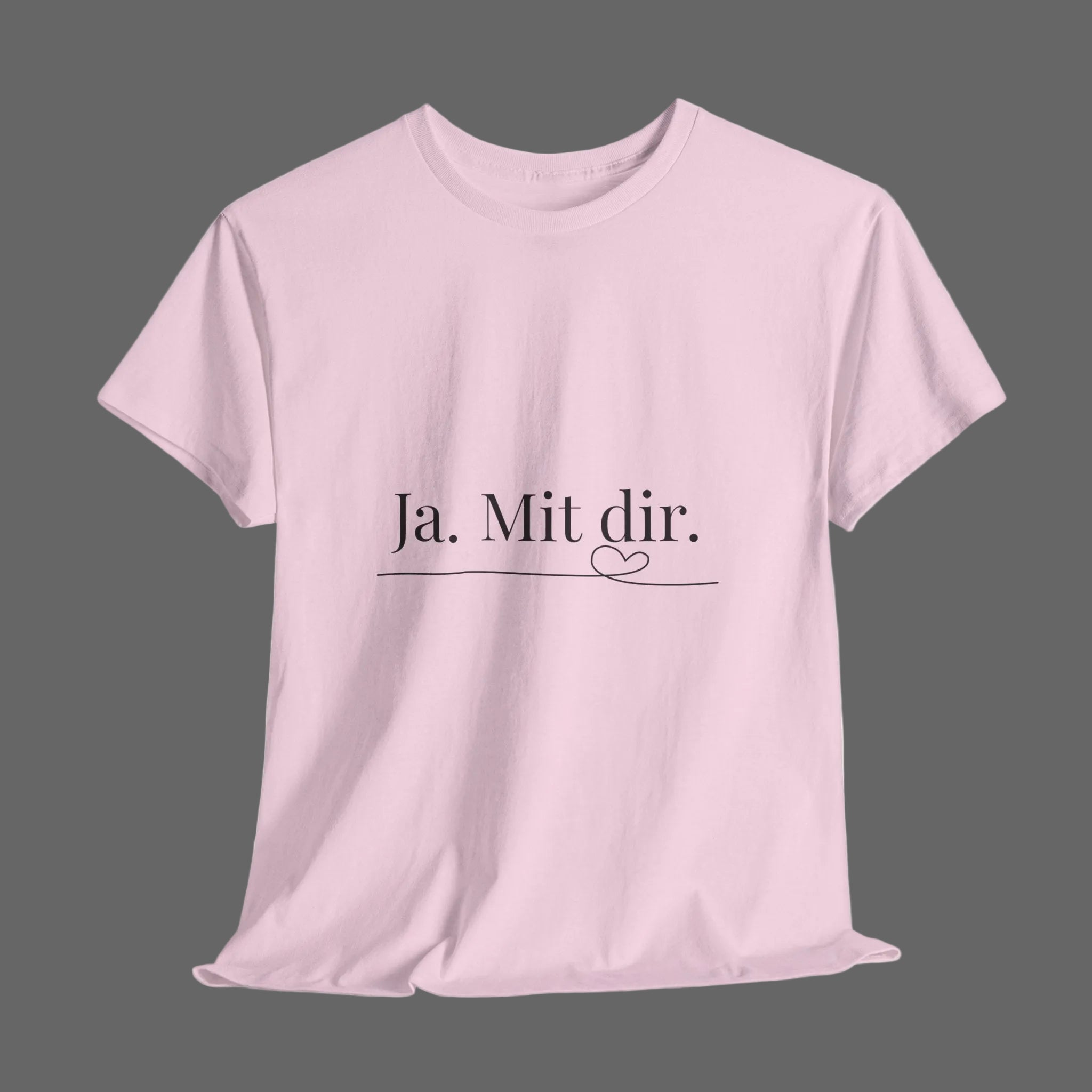 Weißes Unisex T-Shirt mit dem Schriftzug „Ja. Mit dir.“ und einer feinen Herzlinie – minimalistisches romantisches Design zur Verlobung oder Hochzeit.
