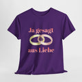 Unisex T-Shirt mit dem Schriftzug „Ja gesagt aus Liebe“ und zwei ineinander verschlungenen Eheringen in Gold und Roségold als romantisches Hochzeitsmotiv.
