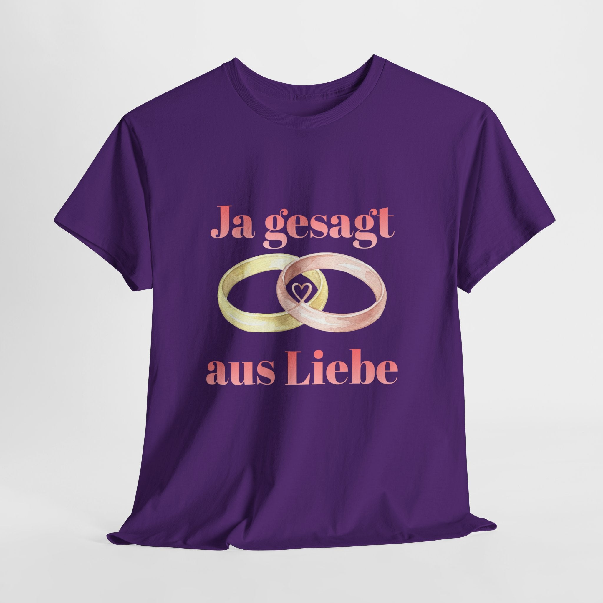 Unisex T-Shirt mit dem Schriftzug „Ja gesagt aus Liebe“ und zwei ineinander verschlungenen Eheringen in Gold und Roségold als romantisches Hochzeitsmotiv.
