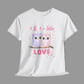 Unisex T-Shirt mit zwei niedlichen Eulen auf einem Ast, dem Schriftzug „1 & 1 = Wir“ und dem Wort „LOVE“ – romantisches Partner-Shirt für Verliebte.