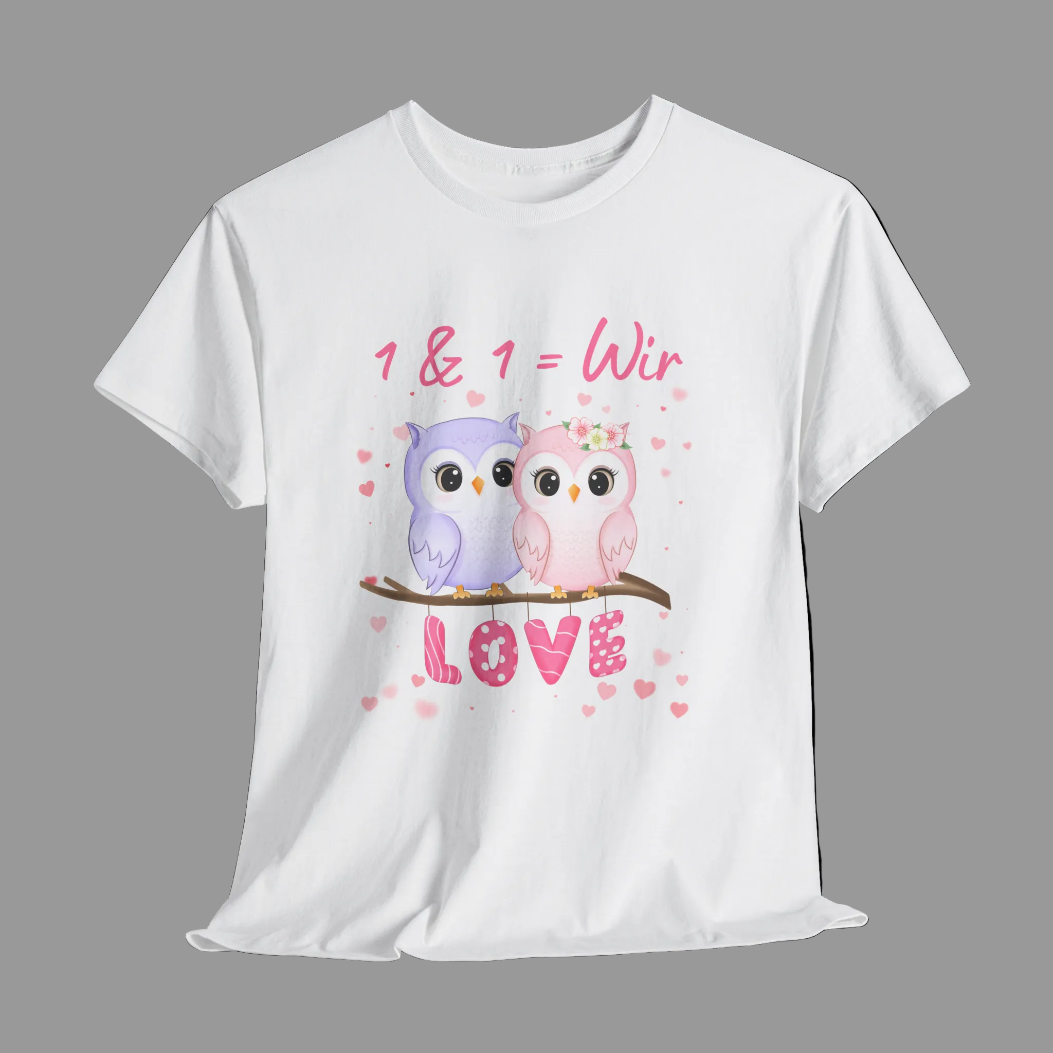 Unisex T-Shirt mit zwei niedlichen Eulen auf einem Ast, dem Schriftzug „1 & 1 = Wir“ und dem Wort „LOVE“ – romantisches Partner-Shirt für Verliebte.