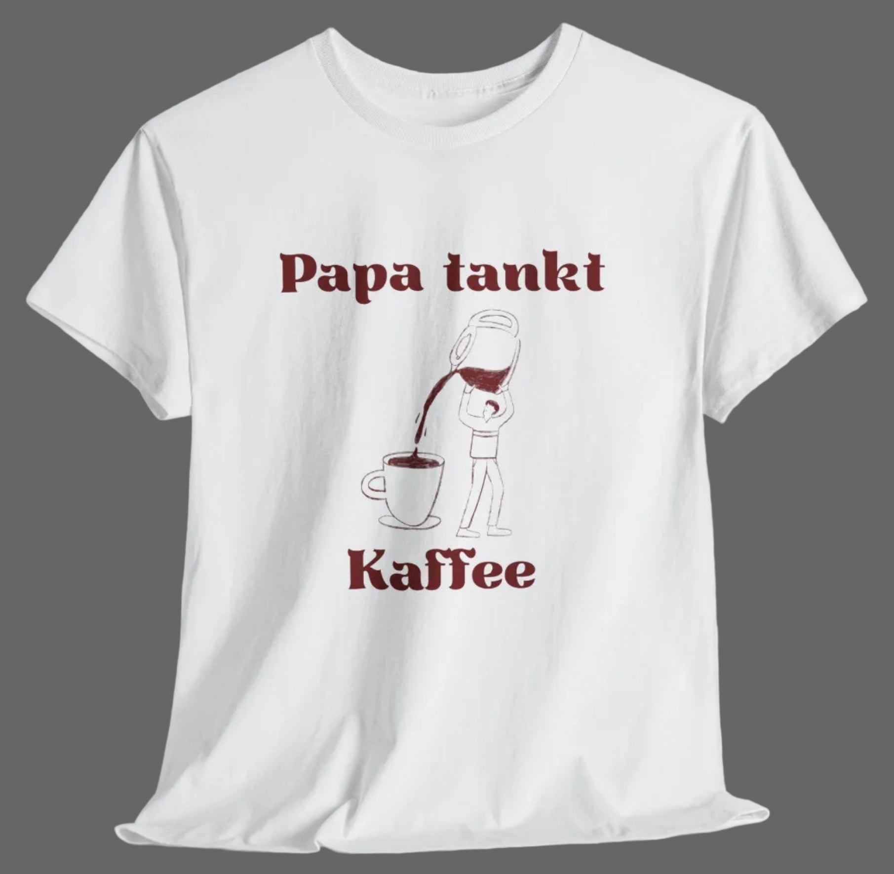 Weißes und sandfarbenes Unisex T-Shirt mit dem Aufdruck „Papa tankt Kaffee“ und einer humorvollen Illustration einer Person, die Kaffee aus einer großen Kanne in eine Tasse gießt.