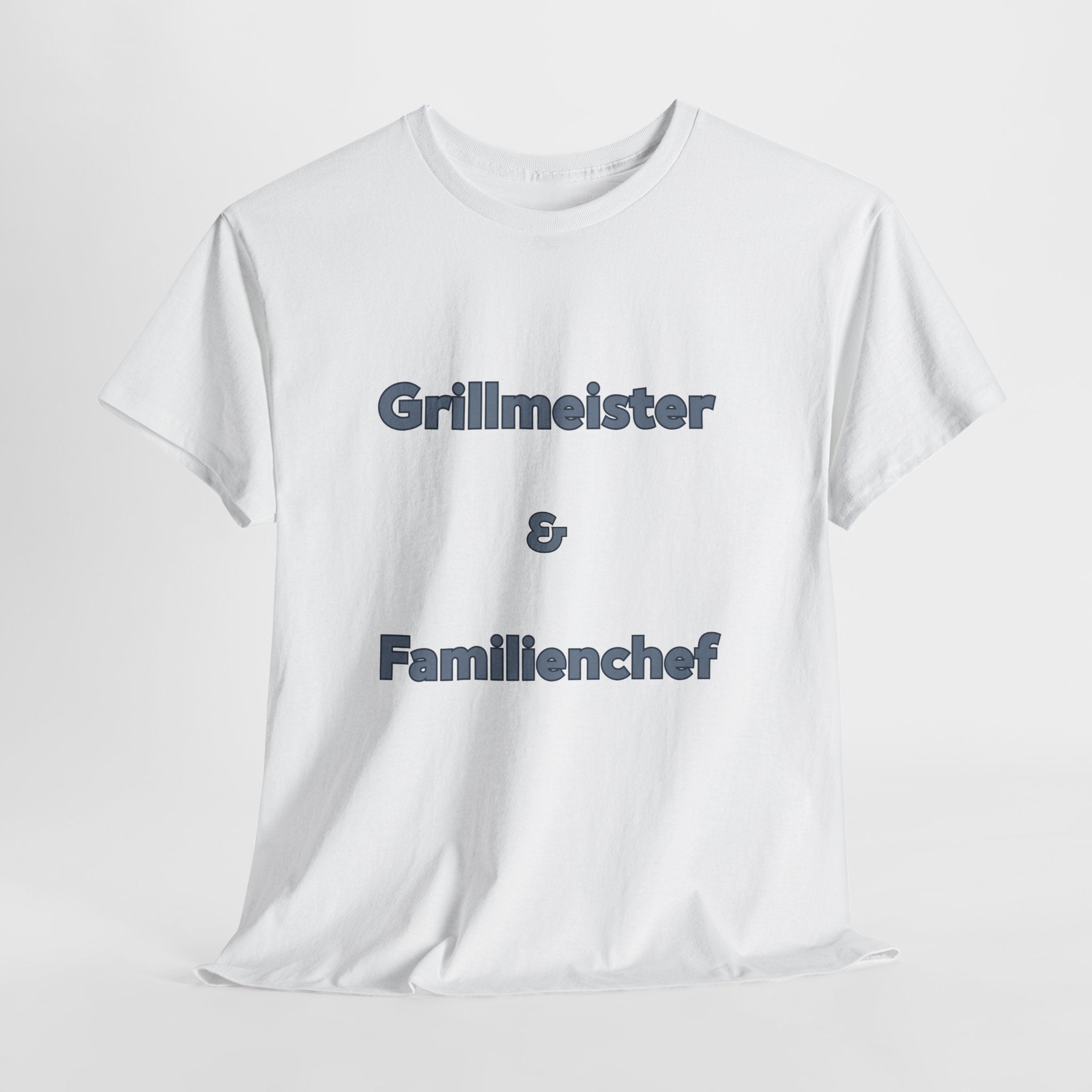 Weißes Unisex T-Shirt mit dem Aufdruck „Grillmeister & Familienchef“ als Geschenkidee für Papa, Grillfans und Familienmenschen.