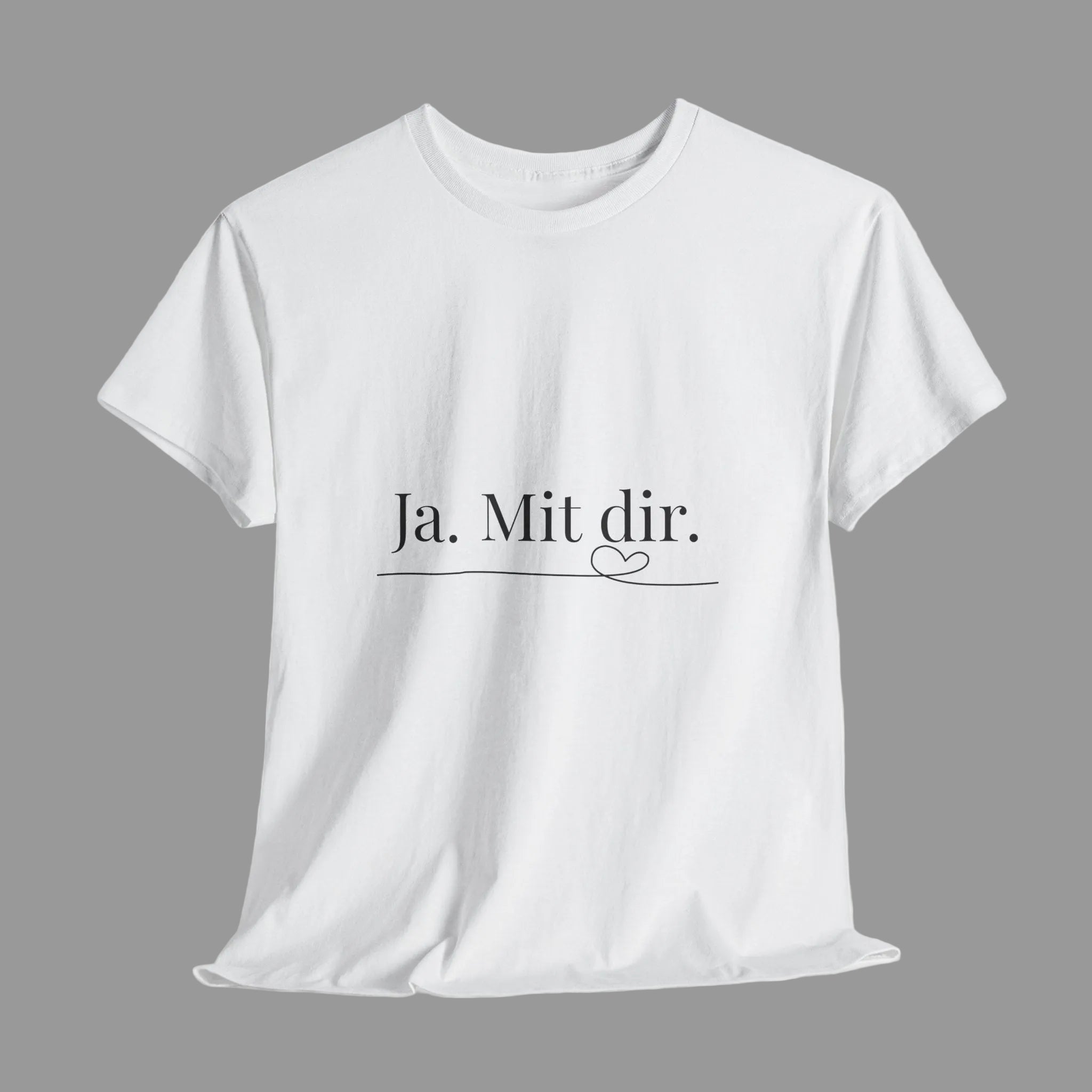 Weißes Unisex T-Shirt mit dem Schriftzug „Ja. Mit dir.“ und einer feinen Herzlinie – minimalistisches romantisches Design zur Verlobung oder Hochzeit.