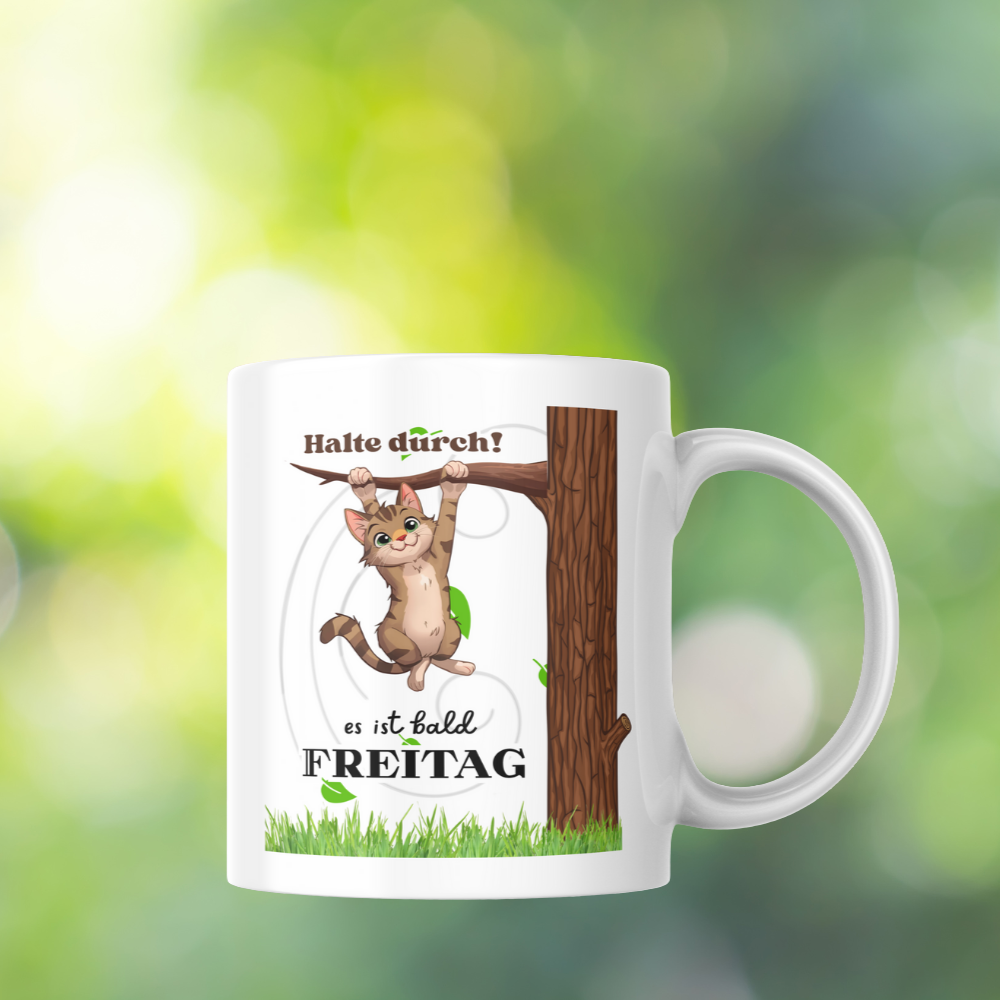 Weiße 330 ml Keramiktasse mit einer niedlichen Katze, die an einem Ast hängt, und dem Spruch „Halte durch, es ist bald Freitag“ – lustige Tasse für Büro und Katzenfans.