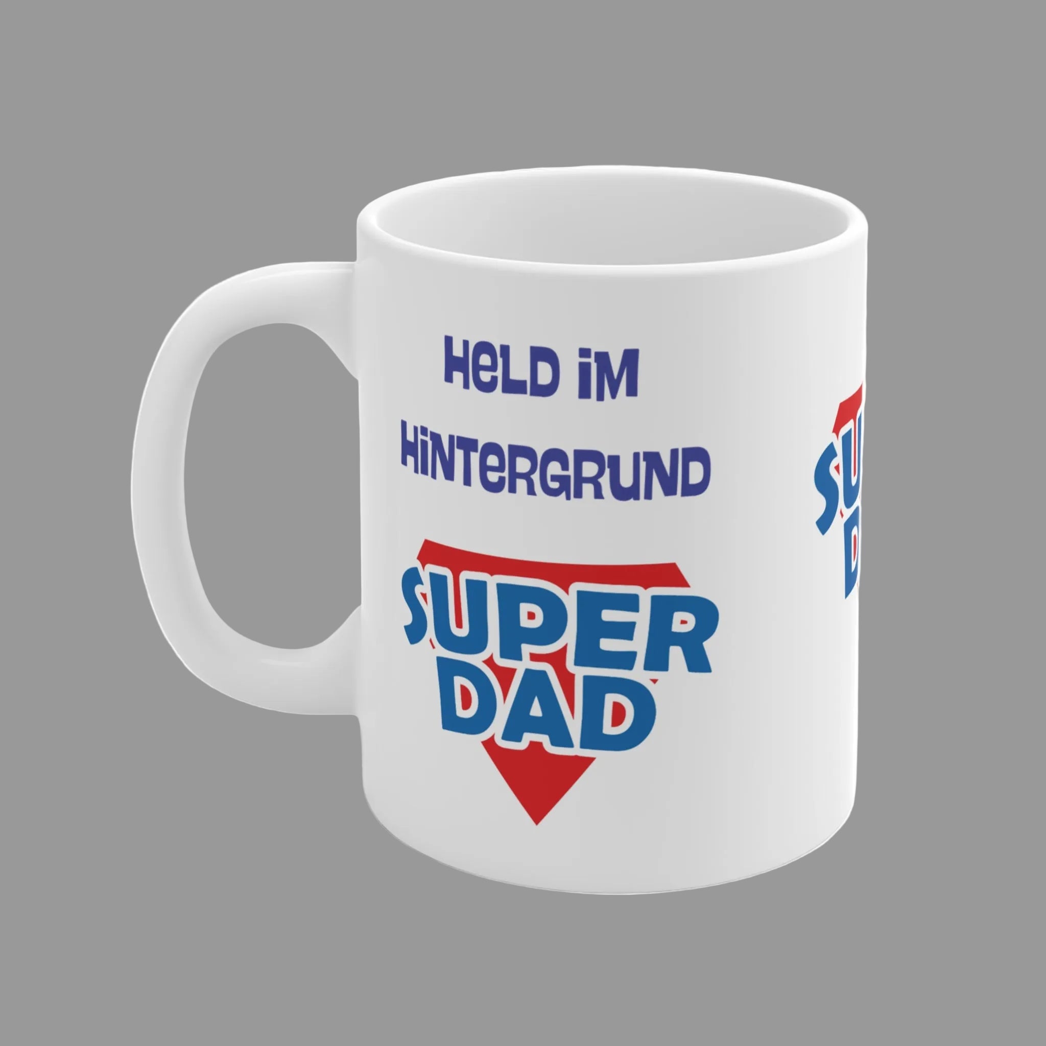 Weiße Keramiktasse mit dem Schriftzug „Held im Hintergrund“ und „Super Dad“ im Superhelden-Stil – 300-ml-Tasse als Geschenk für Papa.