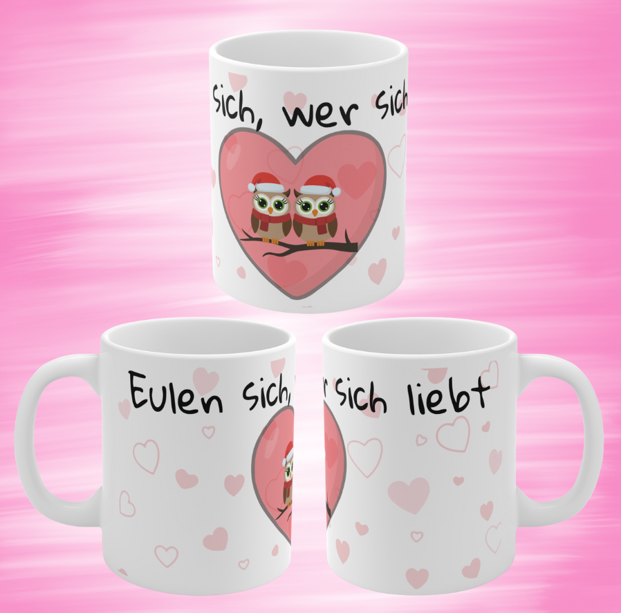 Weiße 330 ml Keramiktasse mit dem Spruch „Eulen sich, wer sich liebt“ sowie zwei niedlichen Eulen in einem rosa Herz – romantische Geschenktasse für Paare.
