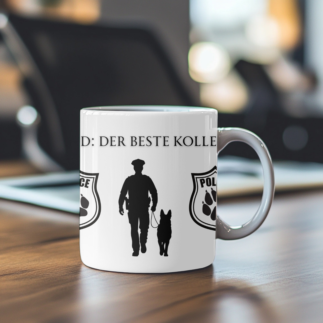 Weiße 330 ml Keramiktasse mit der Aufschrift „Der beste Kollege der Welt“, Polizeihund-Abzeichen sowie Silhouette eines Polizeibeamten mit Diensthund.