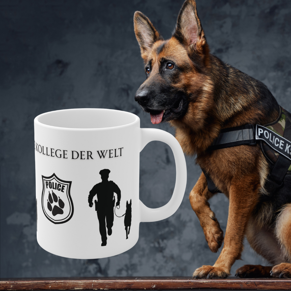 Weiße 330 ml Keramiktasse mit der Aufschrift „Der beste Kollege der Welt“, Polizeihund-Abzeichen sowie Silhouette eines Polizeibeamten mit Diensthund.