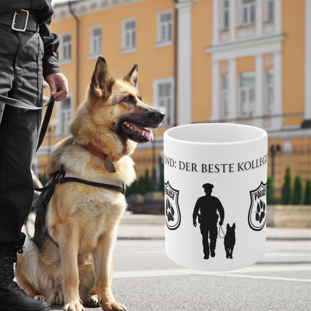 Weiße 330 ml Keramiktasse mit der Aufschrift „Der beste Kollege der Welt“, Polizeihund-Abzeichen sowie Silhouette eines Polizeibeamten mit Diensthund.