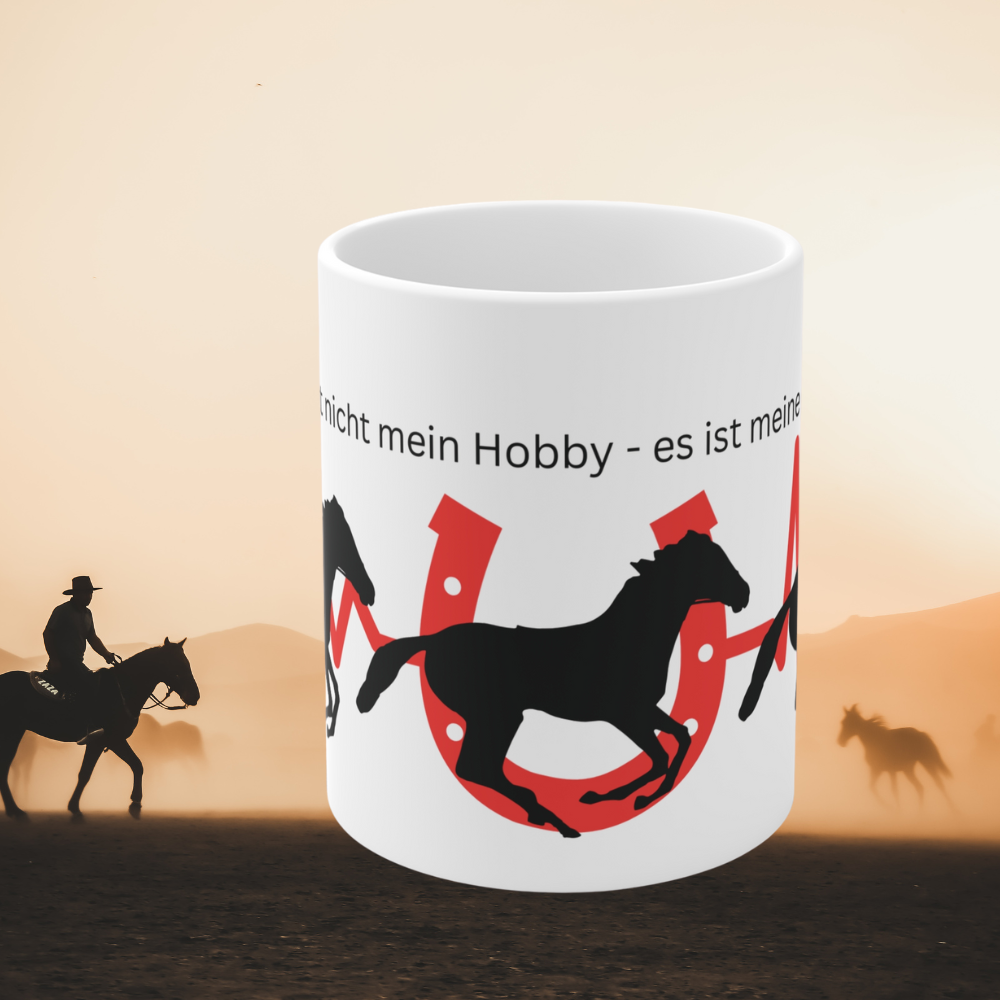 Weiße 330 ml Keramiktasse mit dem Spruch „Reiten ist nicht mein Hobby – es ist meine Therapie“, Herzschlag-Design und schwarzer Pferdesilhouette – Geschenk für Reiter und Pferdefans.