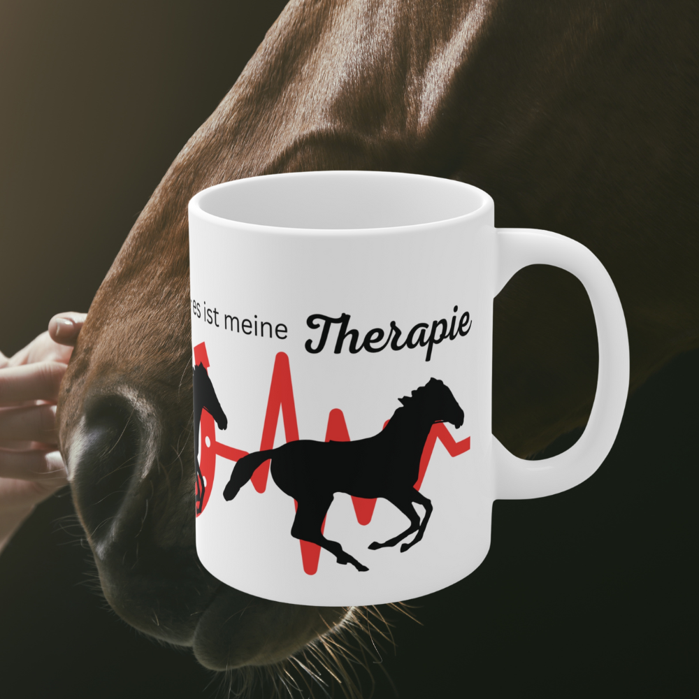 Weiße 330 ml Keramiktasse mit dem Spruch „Reiten ist nicht mein Hobby – es ist meine Therapie“, Herzschlag-Design und schwarzer Pferdesilhouette – Geschenk für Reiter und Pferdefans.