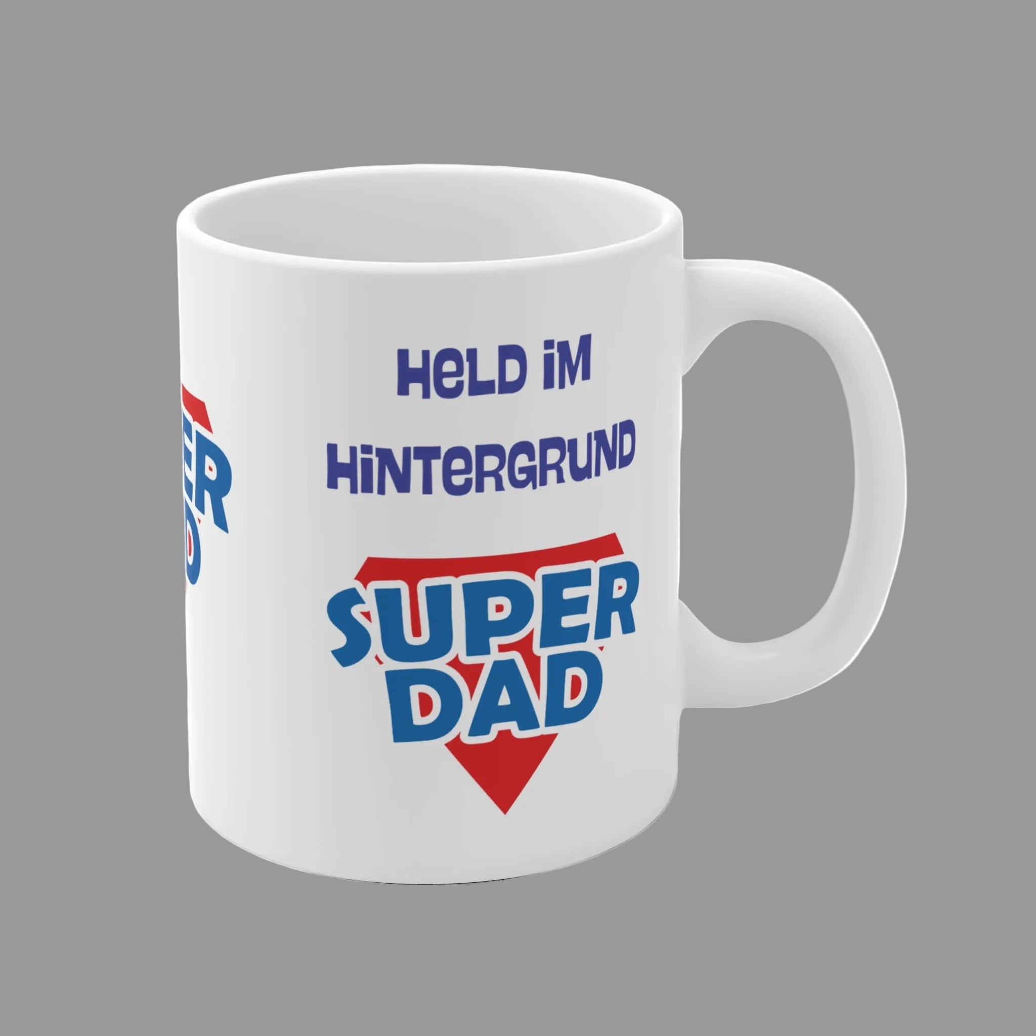 Weiße Keramiktasse mit dem Schriftzug „Held im Hintergrund“ und „Super Dad“ im Superhelden-Stil – 300-ml-Tasse als Geschenk für Papa.